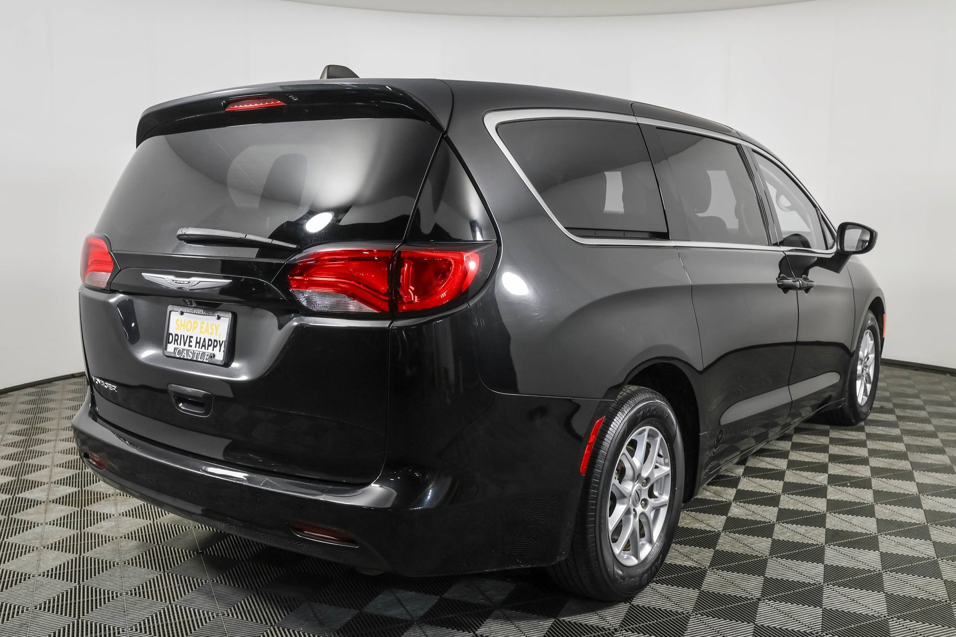 Used 2022 Chrysler Voyager LX image 14