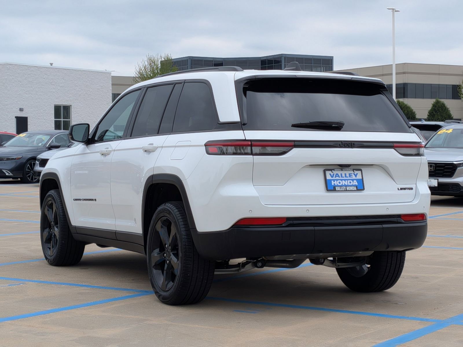 Used 2024 Jeep Grand Cherokee Limited w/ Black Appearance Package AWD/4WD image 8