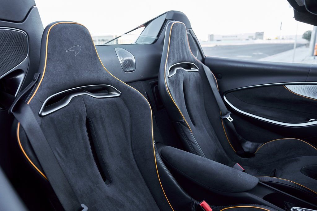 Used 2025 McLaren Artura Spider RWD image 48