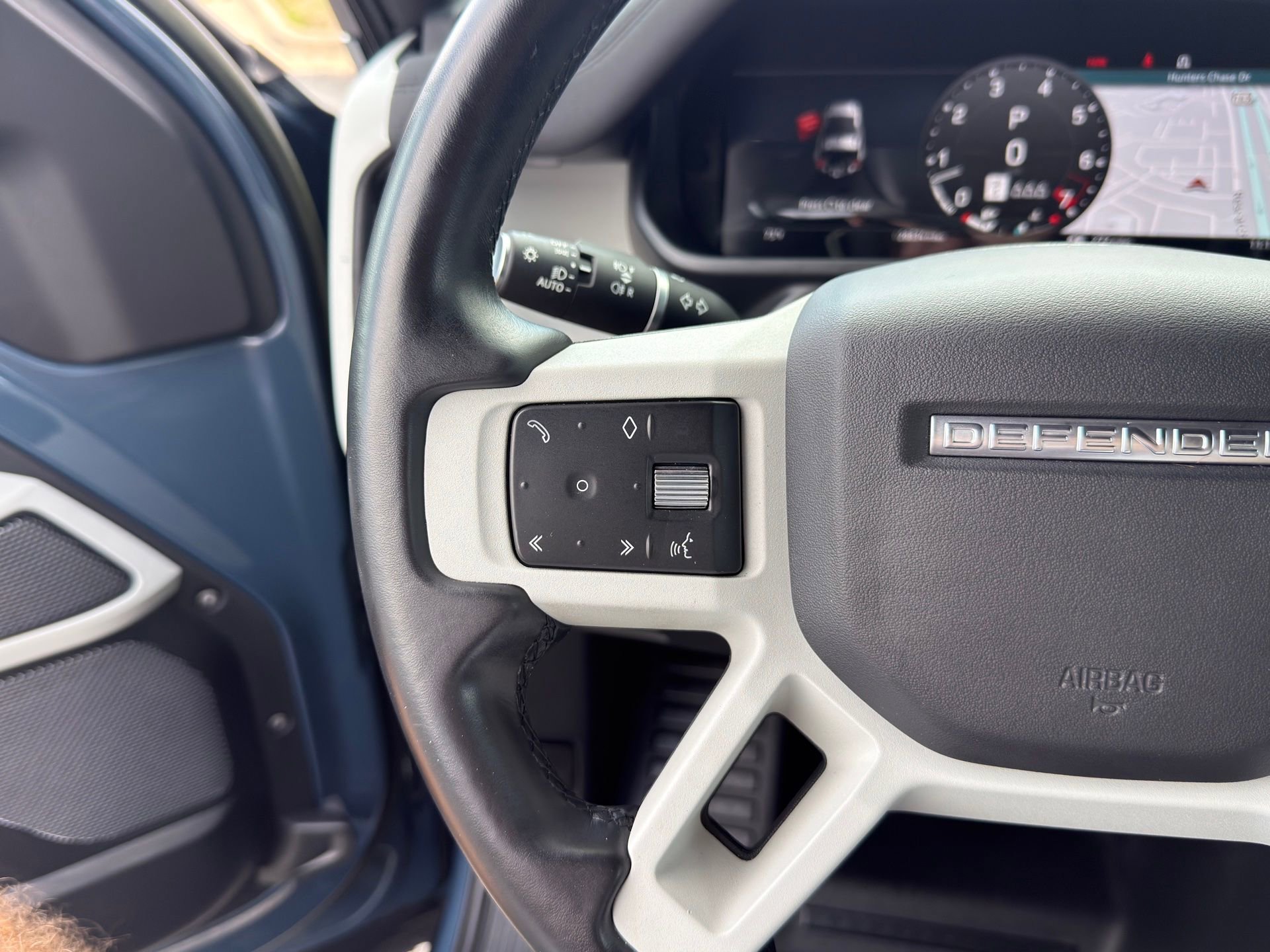 Used 2023 Land Rover Defender 90 SE image 15