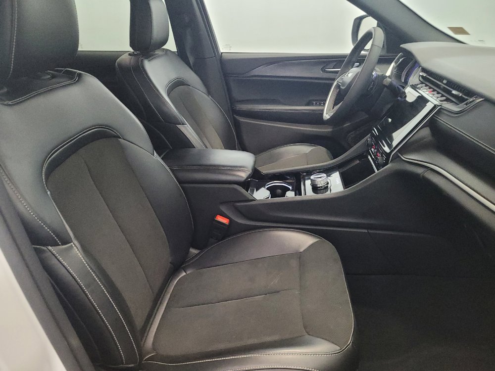Used 2023 Jeep Grand Cherokee Altitude AWD/4WD image 21