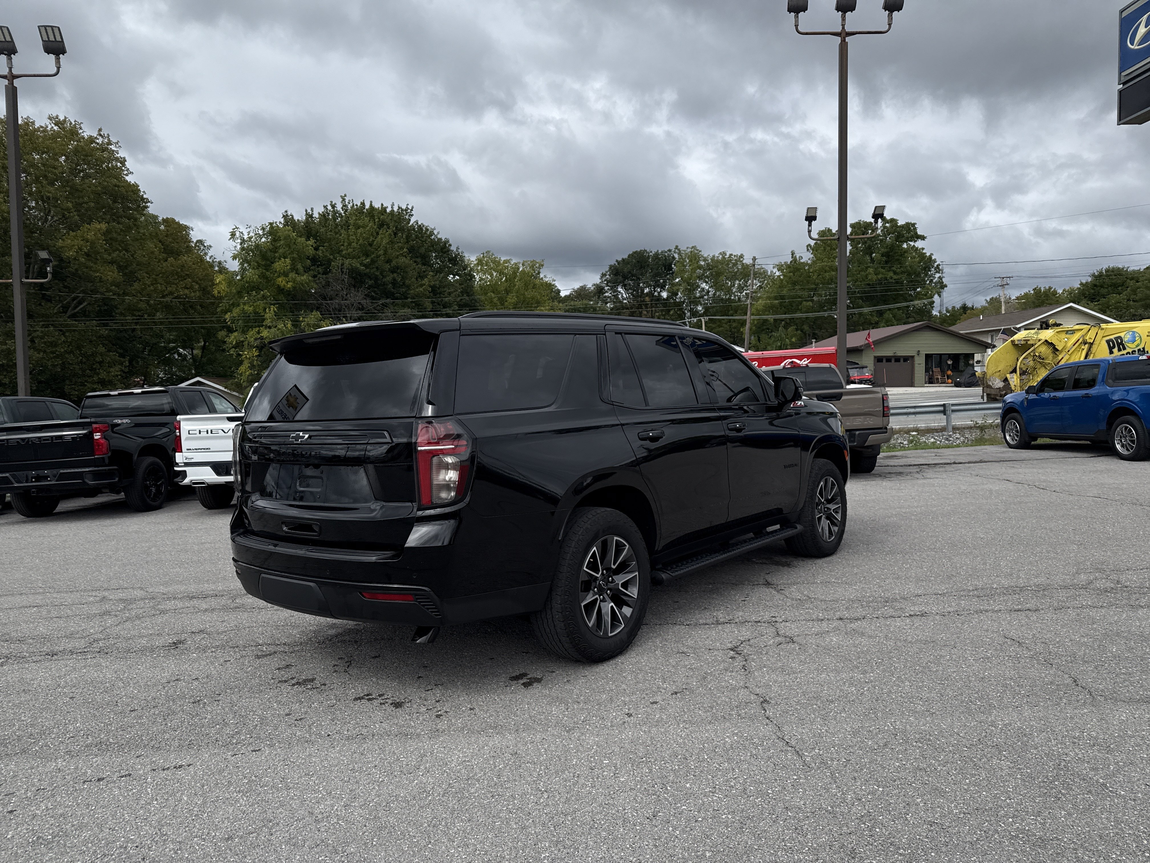 Used 2024 Chevrolet Tahoe Z71 w/ Luxury Package AWD/4WD image 3