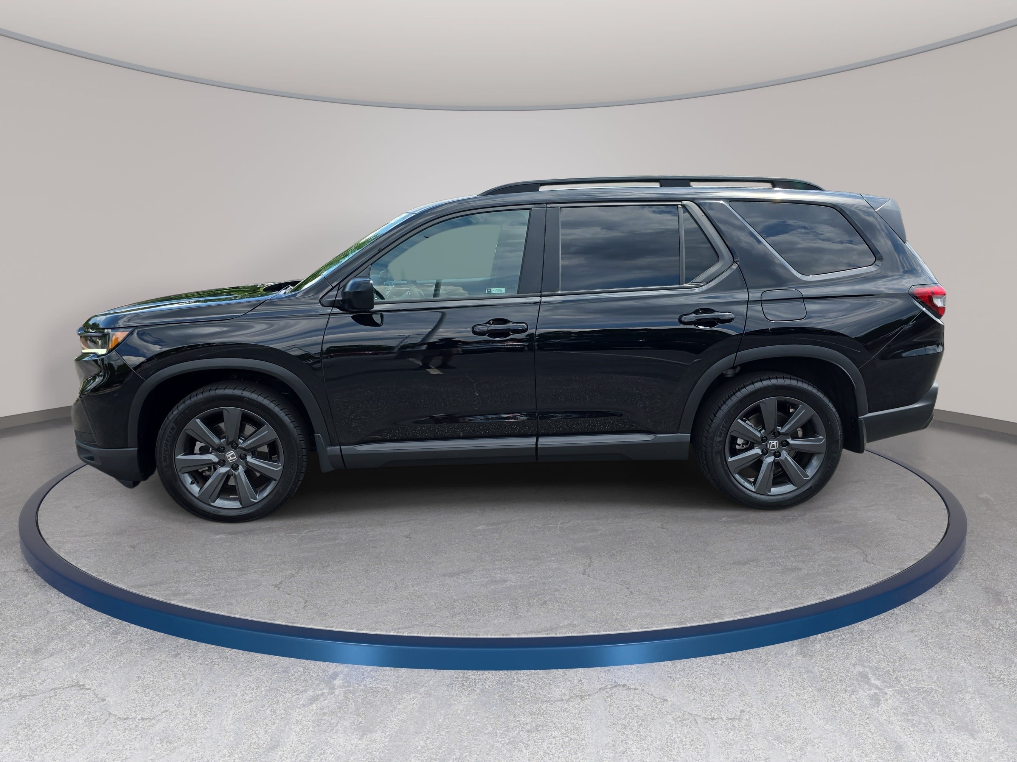 Used 2025 Honda Pilot Sport image 8