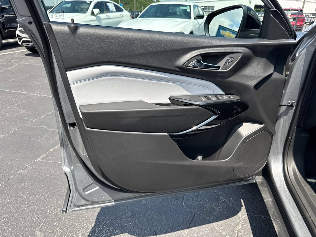 New 2026 Chevrolet Trax LT w/ Midnight Edition FWD image 11