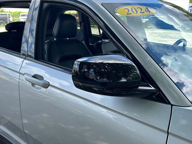 Certified 2024 Jeep Grand Cherokee Limited w/ Black Appearance Package image 31