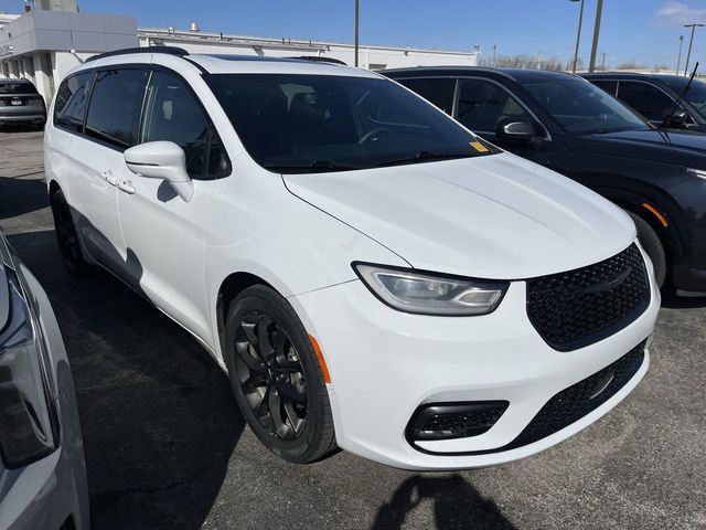 Used 2022 Chrysler Pacifica Limited w/ Uconnect Theater Family Group image 14