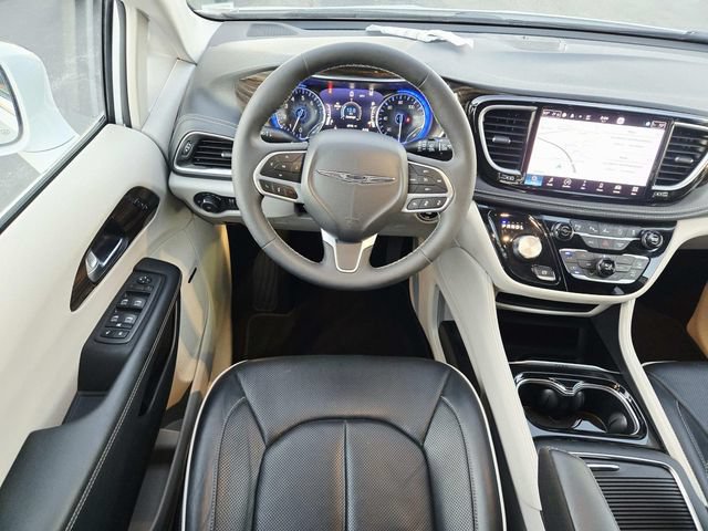 Used 2022 Chrysler Pacifica Limited AWD/4WD image 8