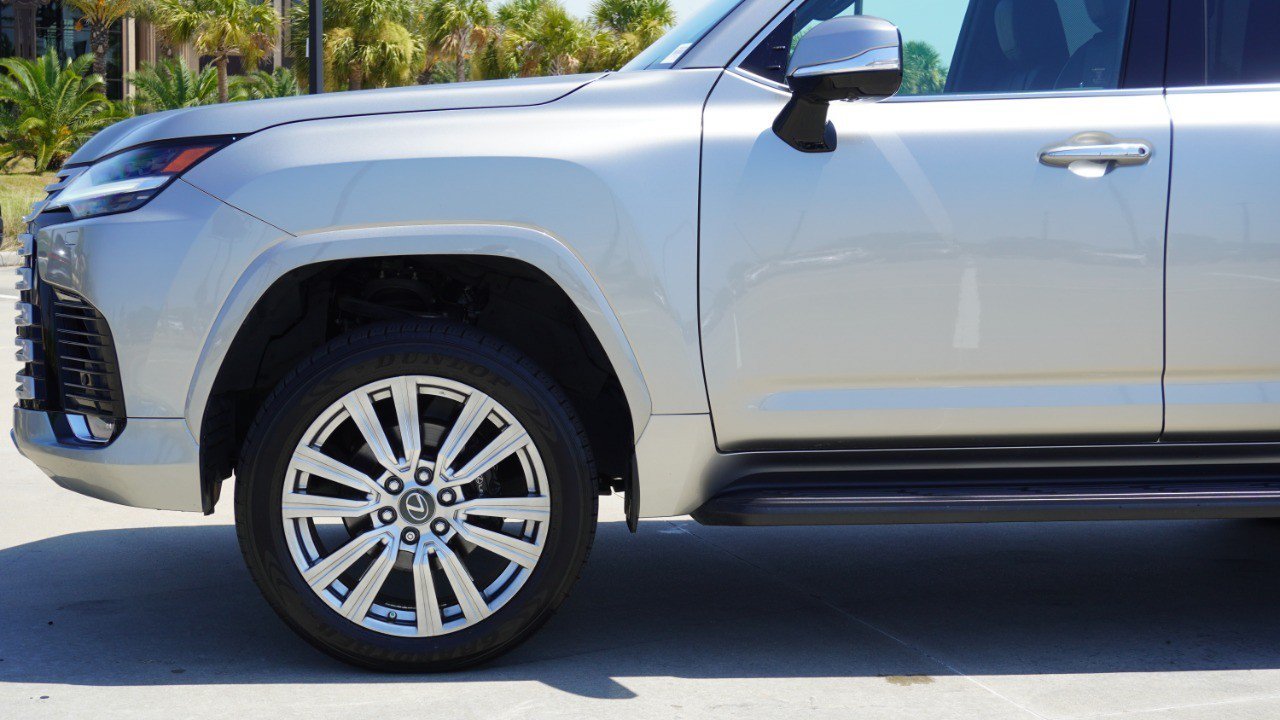 Used 2022 Lexus LX 600 4WD w/ Accessory Package (Z1) image 10