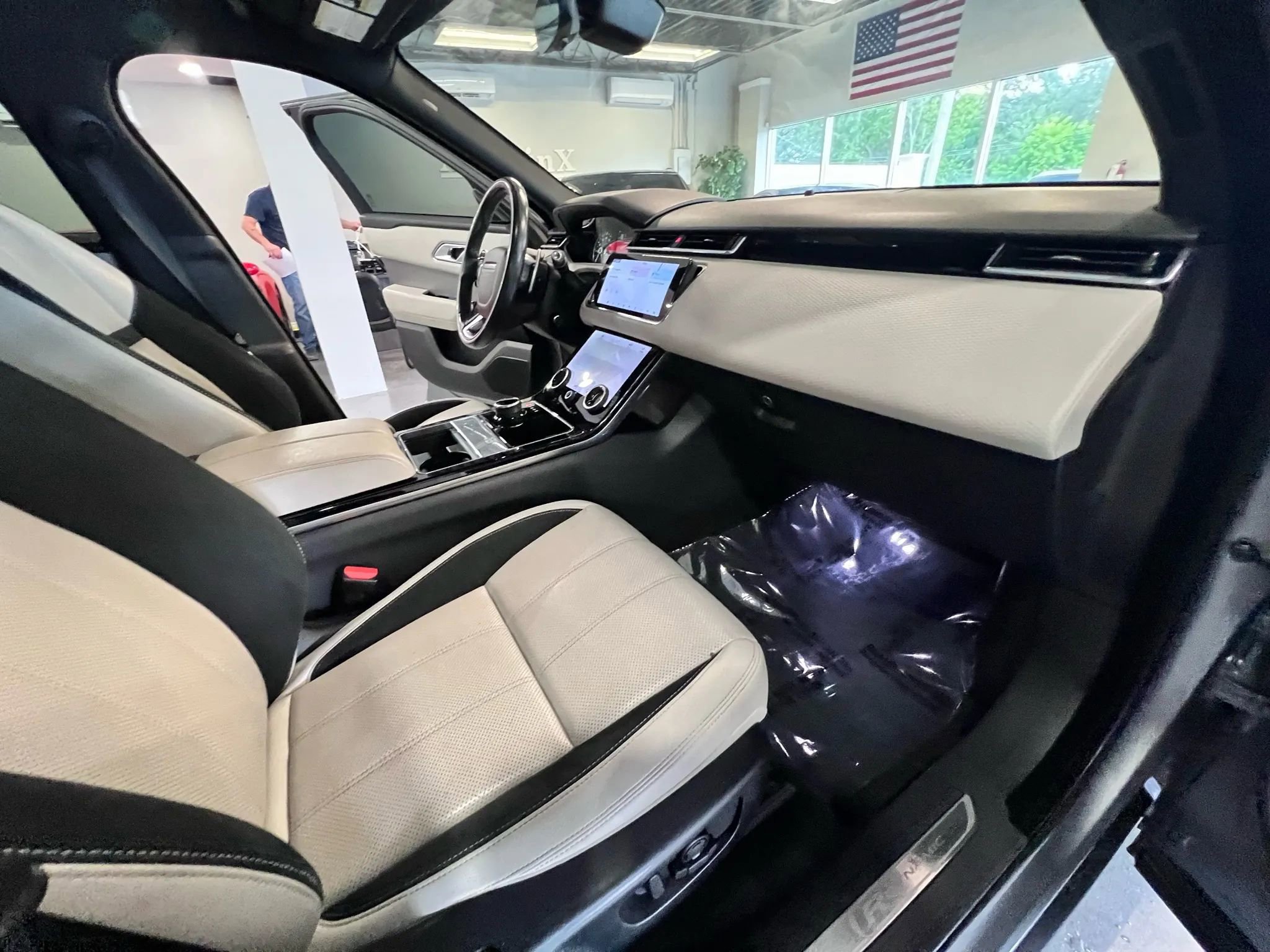 Used 2020 Land Rover Range Rover Velar R-Dynamic S image 25