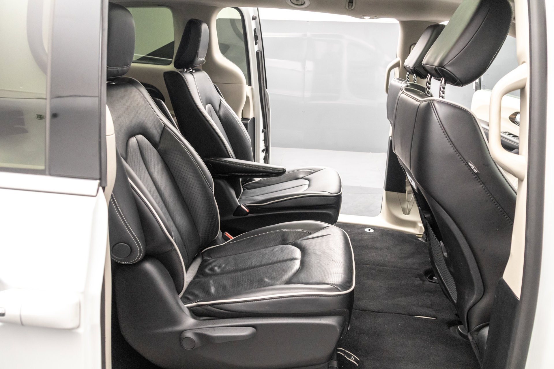 Used 2023 Chrysler Pacifica Limited FWD image 34