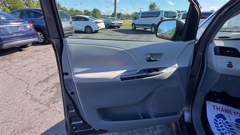 Used 2011 Toyota Sienna SE w/ Preferred Pkg FWD image 32