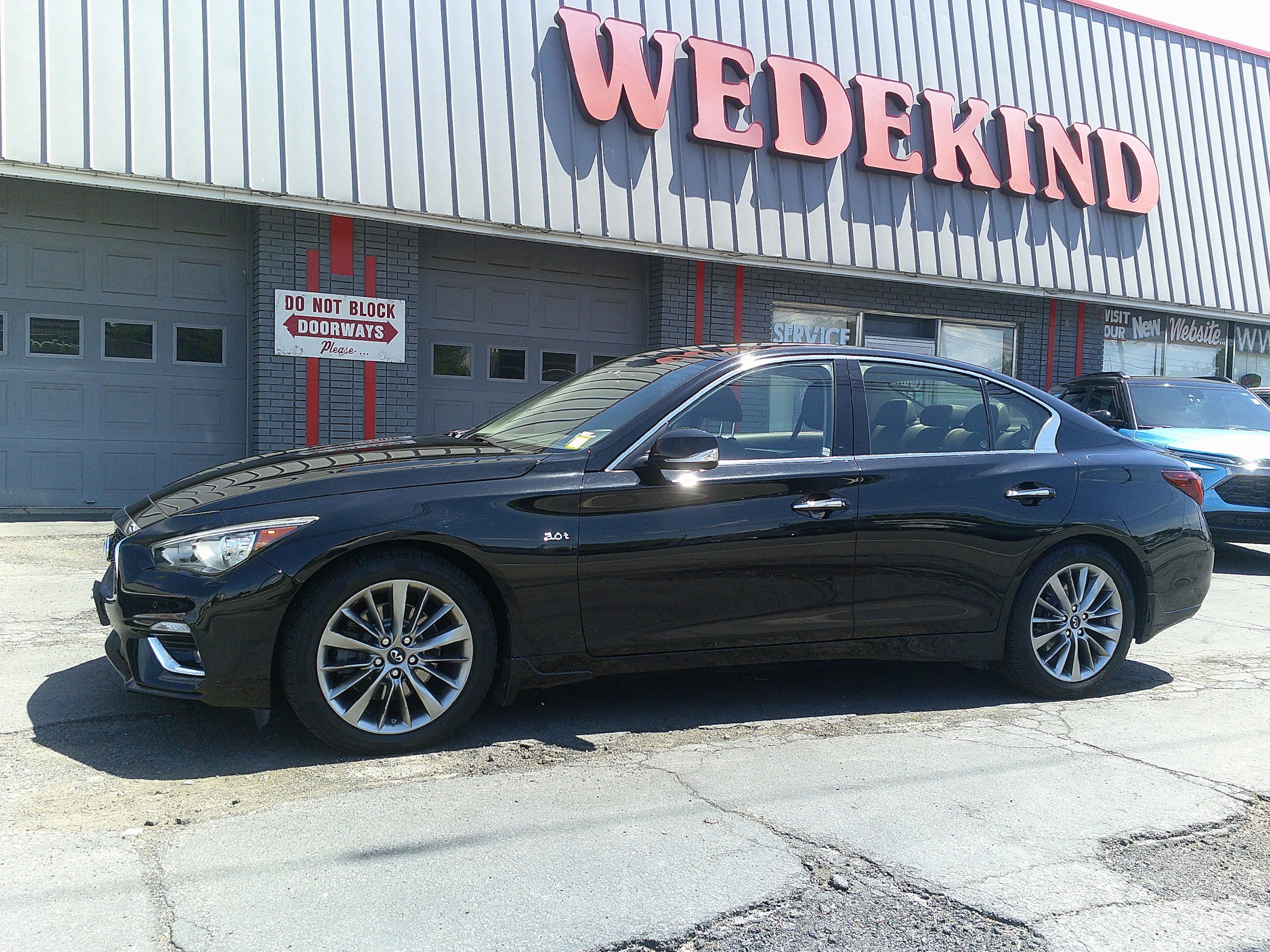 Used 2019 INFINITI Q50 Luxe w/ Essential Package (3.0T Luxe) AWD/4WD image 3