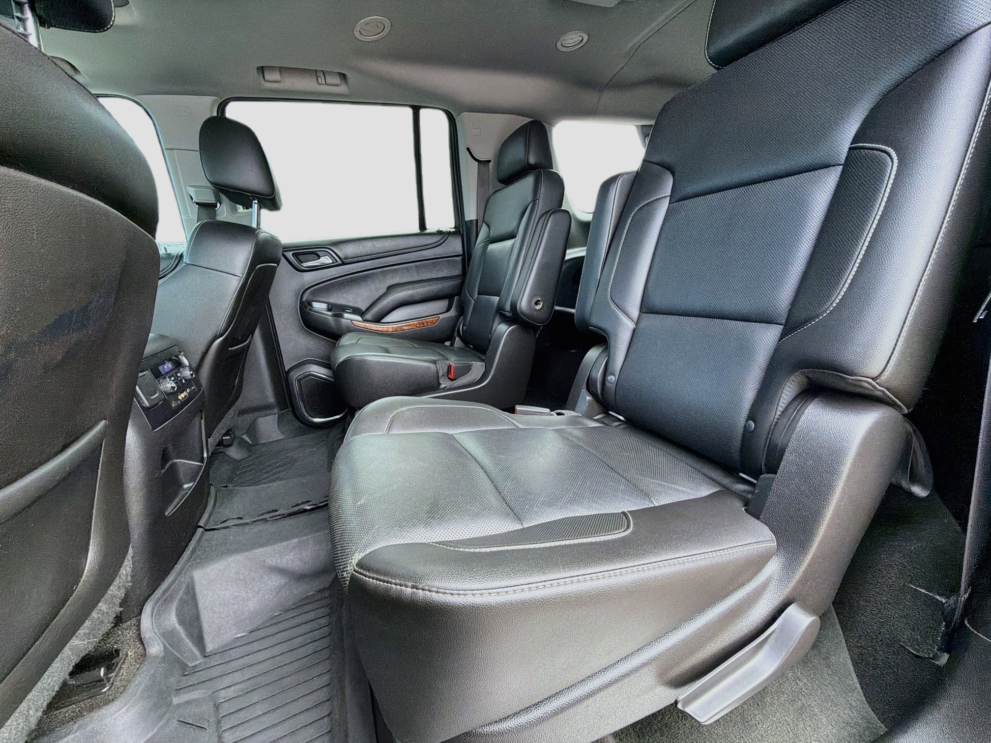 Used 2015 Chevrolet Suburban LTZ RWD image 23