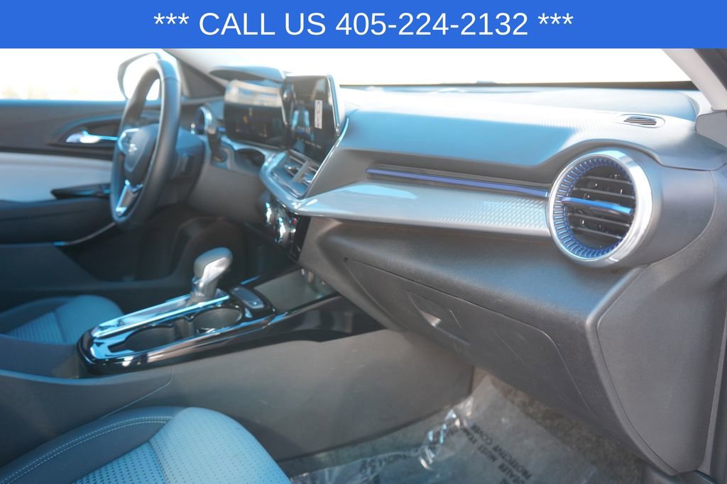 Used 2025 Chevrolet Trax LT w/ LT Convenience Package image 23