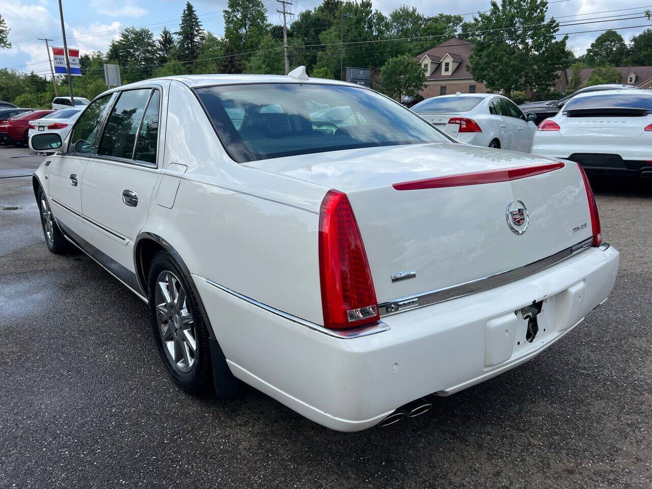 Used 2011 Cadillac DTS Luxury FWD image 4