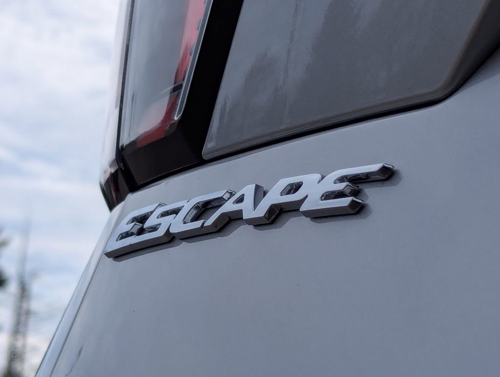 Used 2017 Ford Escape Titanium image 33