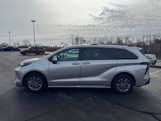 Used 2024 Toyota Sienna XLE image 6
