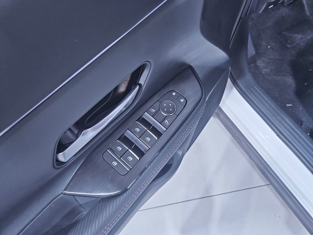 New 2025 Nissan Kicks SR image 11