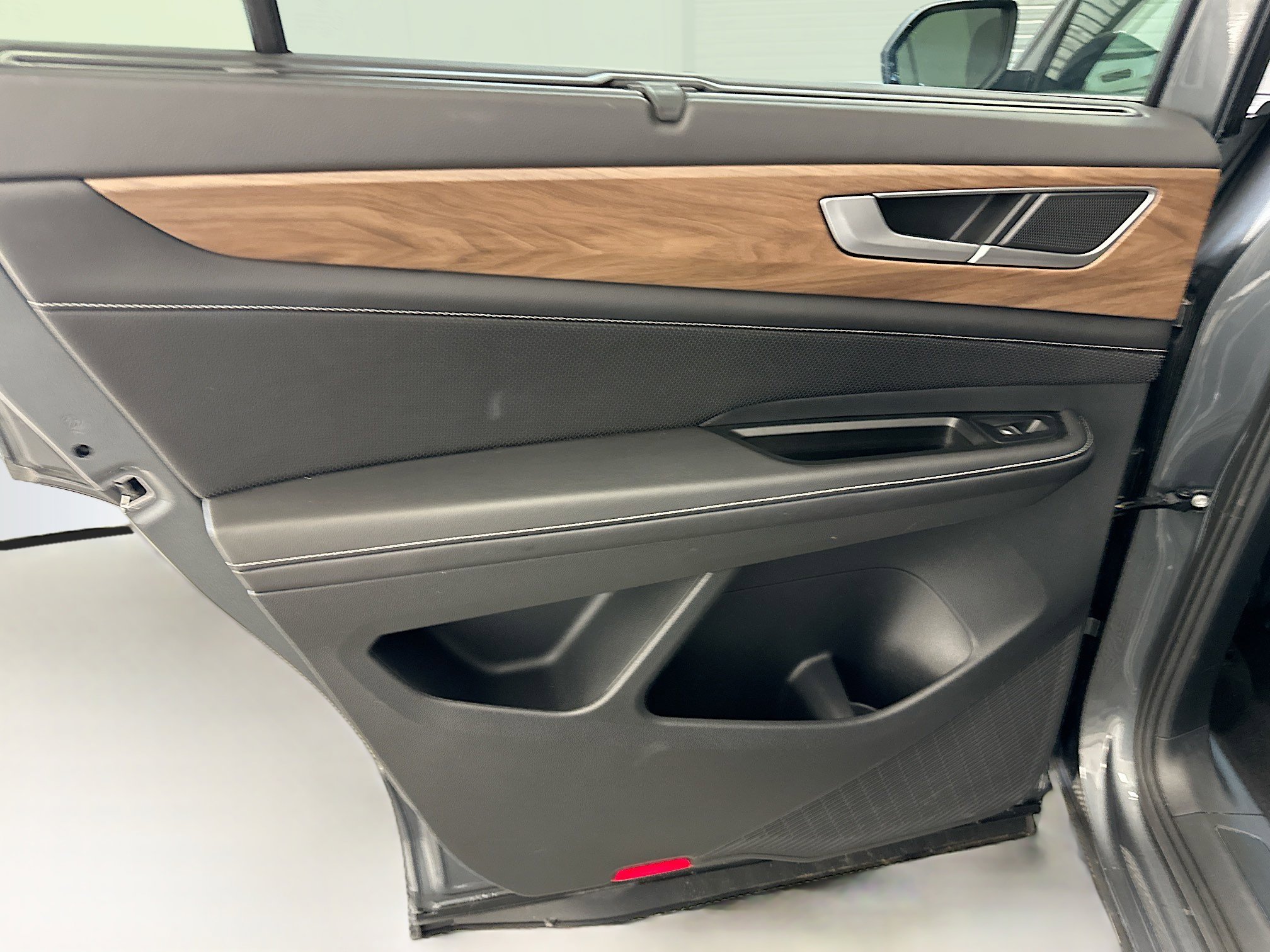 Used 2025 Volkswagen Atlas SE image 27