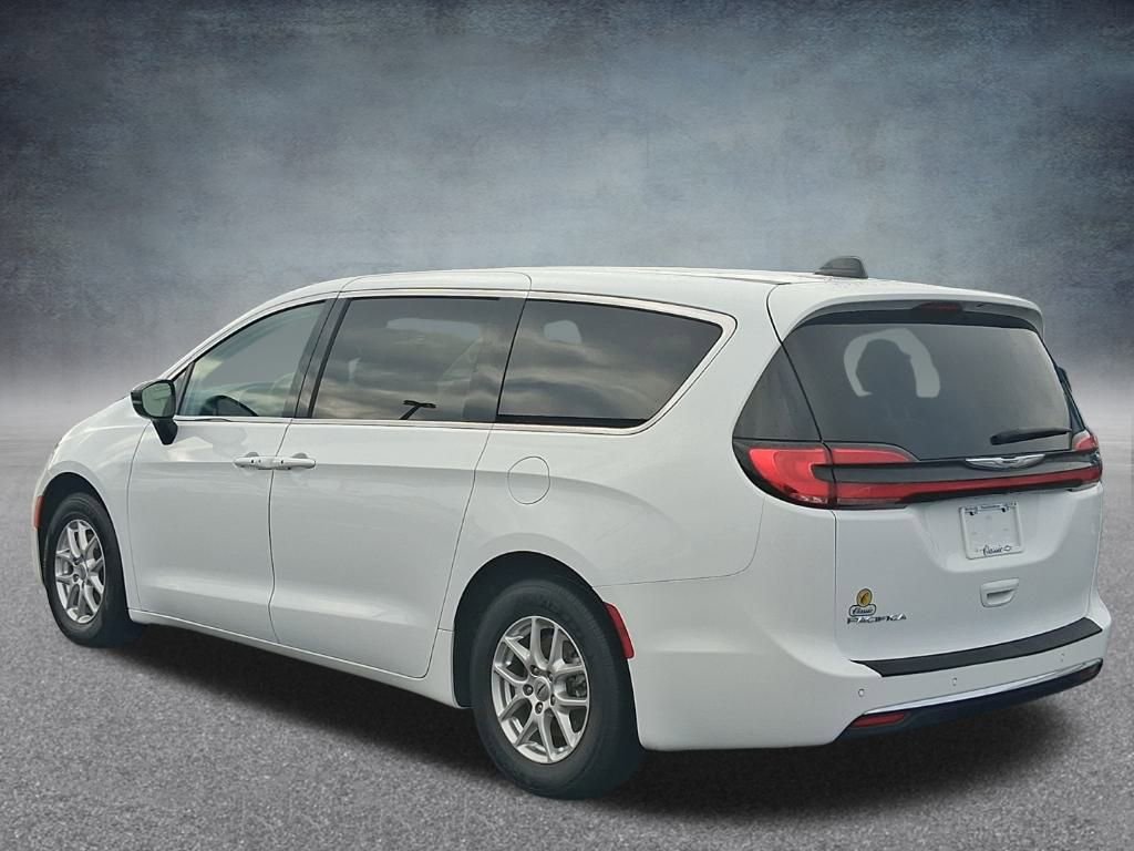 Used 2024 Chrysler Pacifica Touring-L FWD image 9