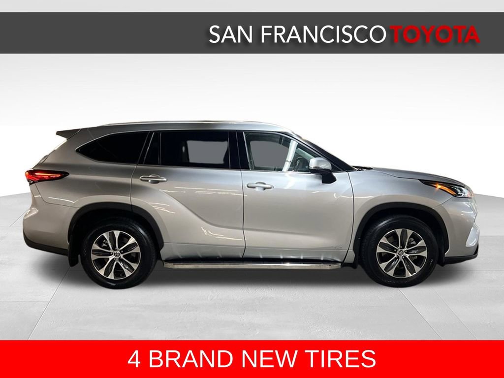 Used 2022 Toyota Highlander XLE AWD/4WD image 6