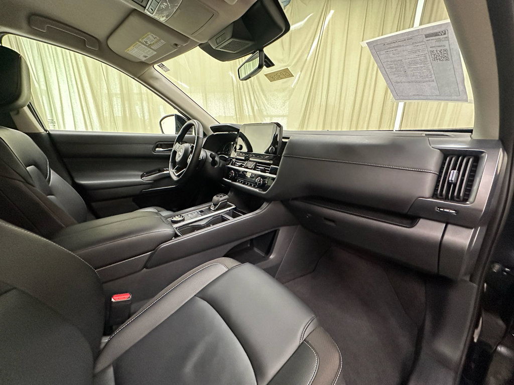 Used 2025 Nissan Pathfinder SL AWD/4WD image 17