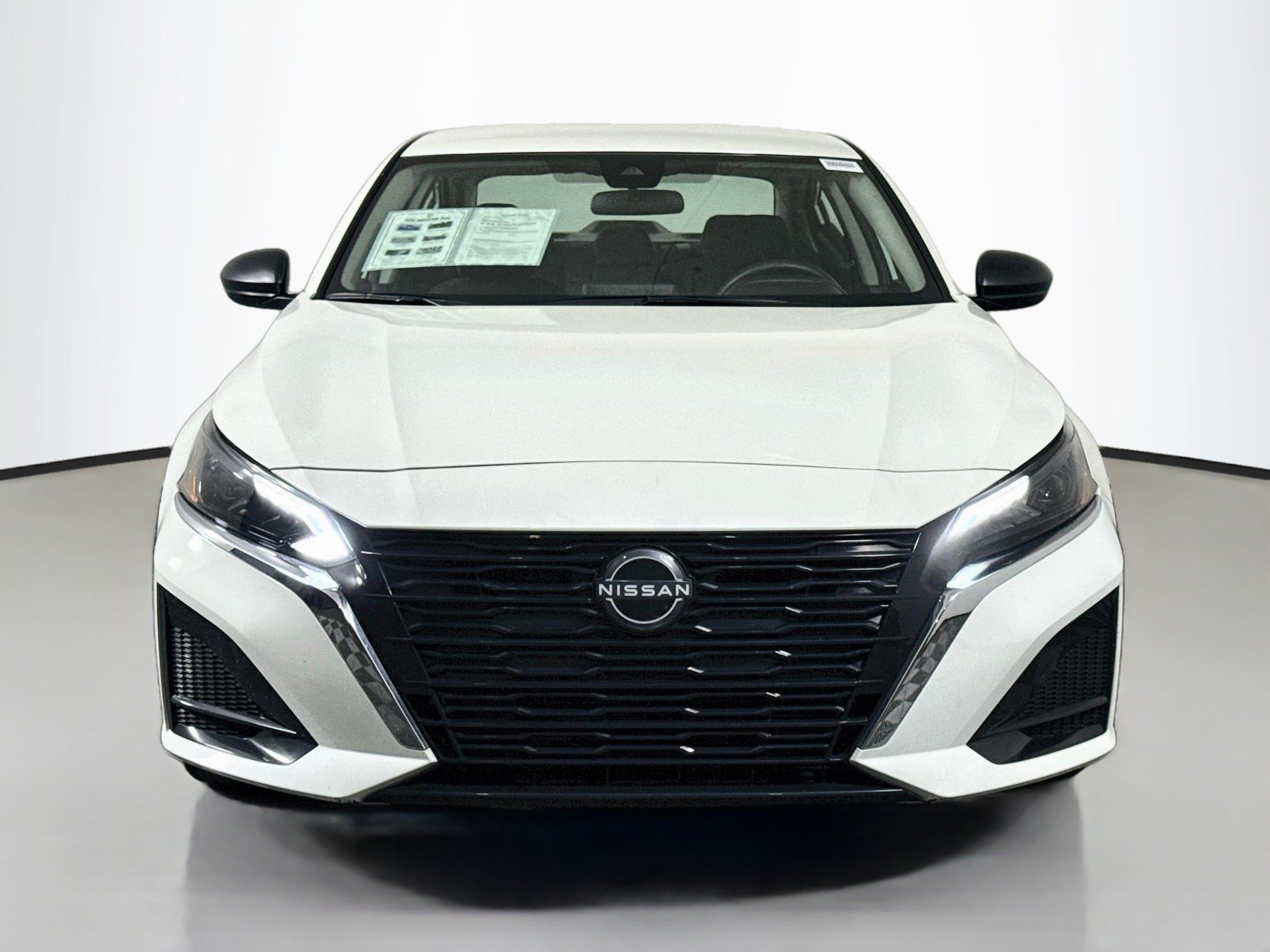 Used 2025 Nissan Altima 2.5 SV FWD image 2