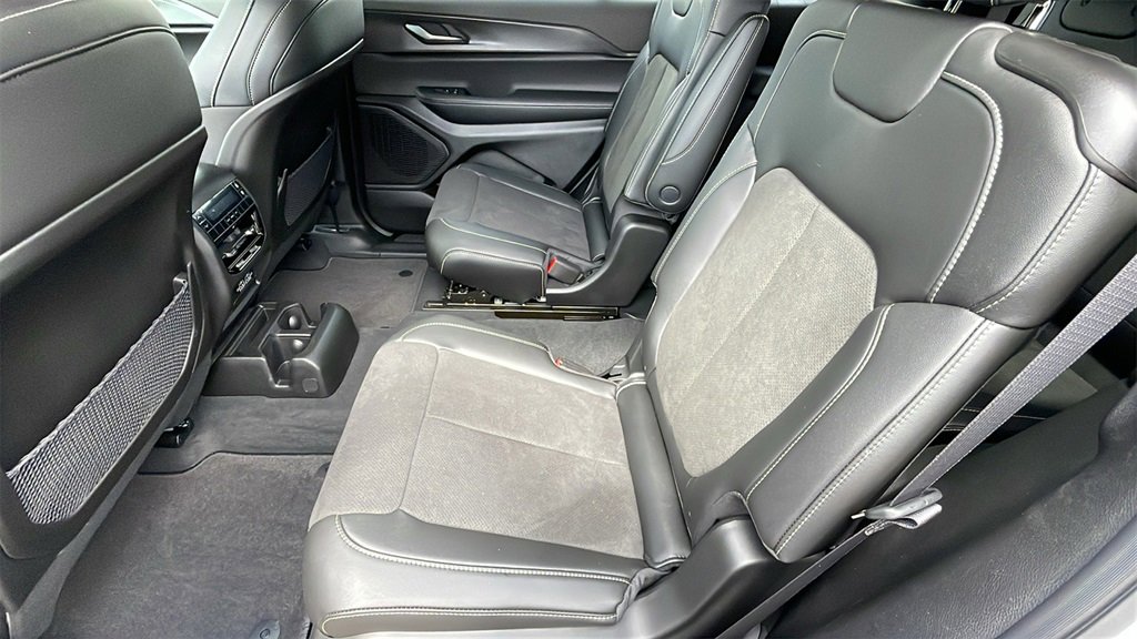 New 2025 Jeep Grand Cherokee L Laredo image 13