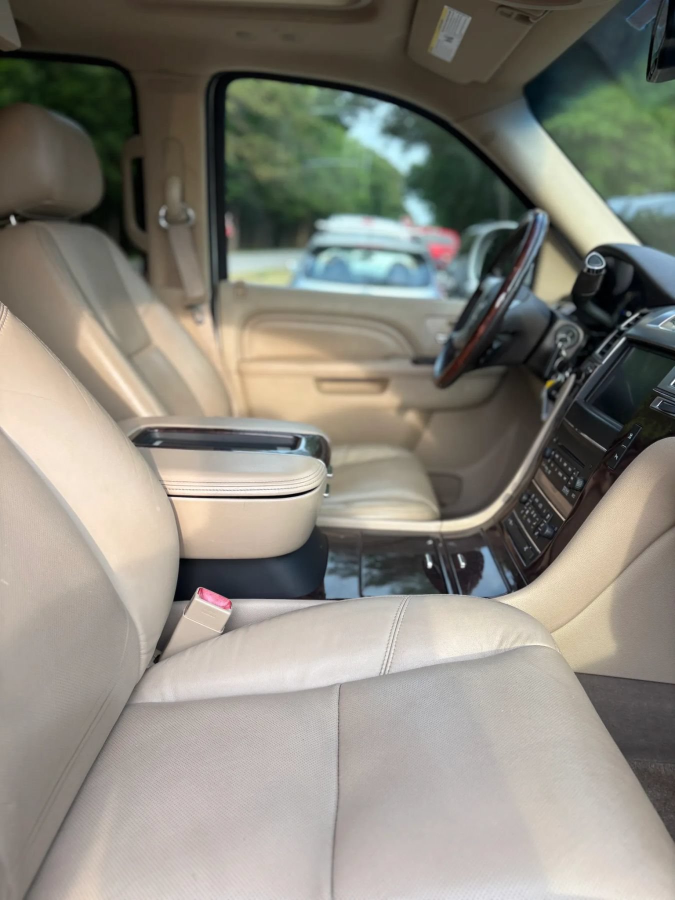 Used 2011 Cadillac Escalade Premium AWD/4WD image 31