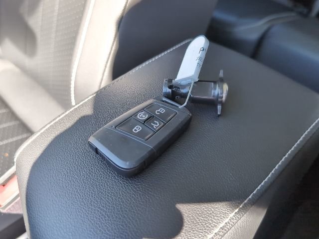 Used 2022 Volkswagen Tiguan SE w/ Panoramic Sunroof Package image 30