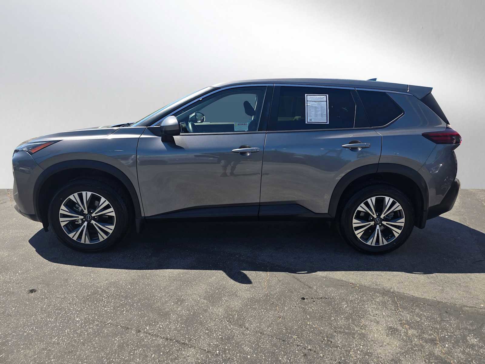 Used 2023 Nissan Rogue SV image 4