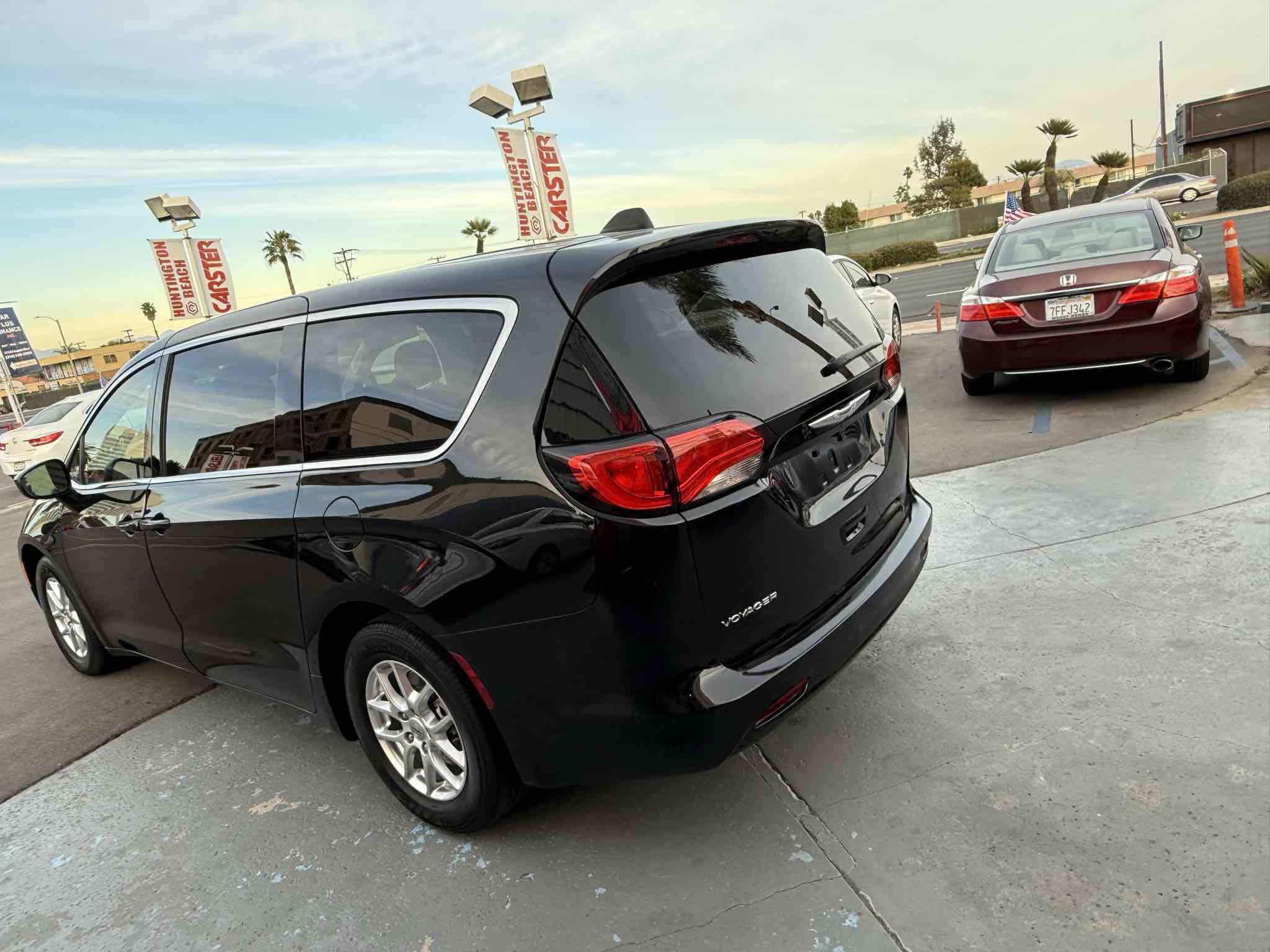 Used 2023 Chrysler Voyager LX image 7