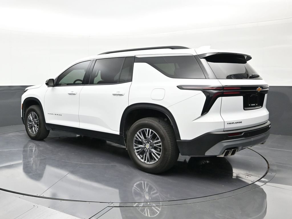 Used 2025 Chevrolet Traverse LT FWD image 3