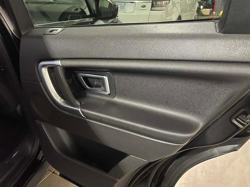 Used 2018 Land Rover Discovery Sport SE image 46
