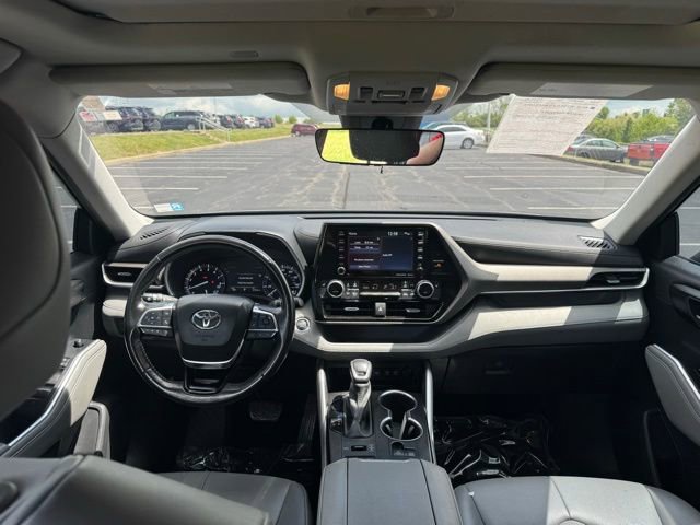 Used 2021 Toyota Highlander XLE AWD/4WD image 16