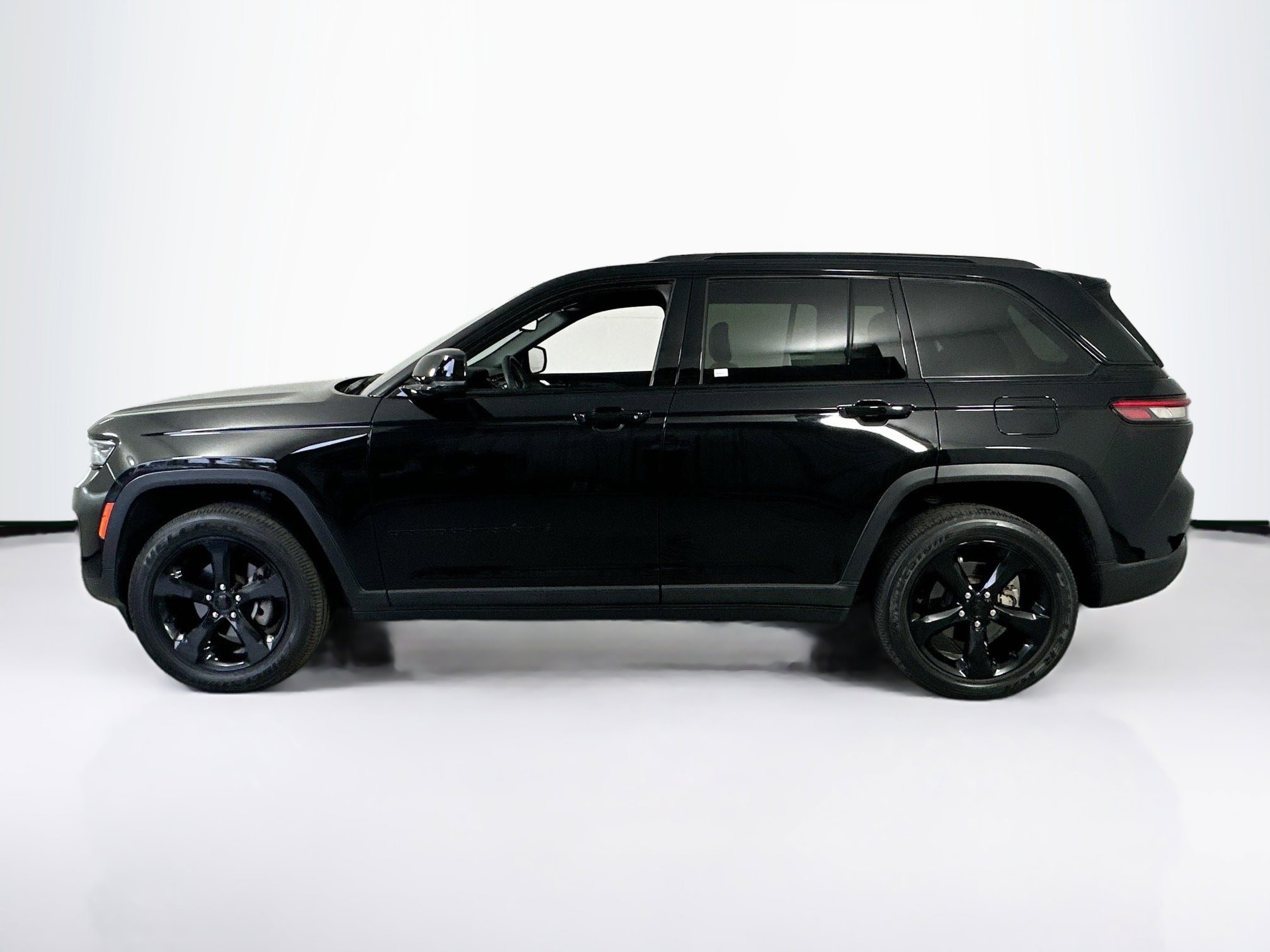 Used 2023 Jeep Grand Cherokee Altitude image 8