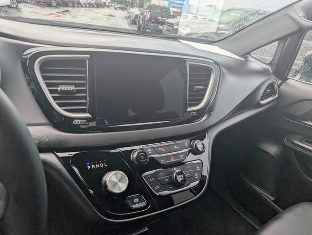 Used 2025 Chrysler Pacifica Select FWD image 14