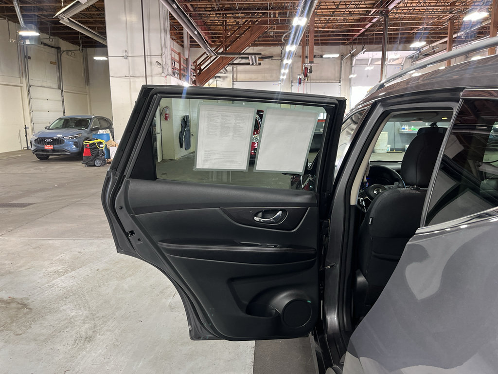 Used 2018 Nissan Rogue S AWD/4WD image 28