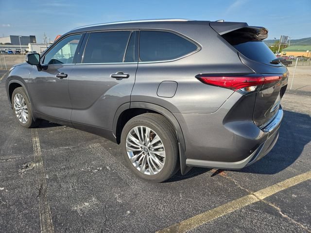 Used 2023 Toyota Highlander Platinum FWD image 6
