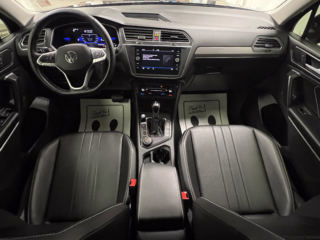 Used 2022 Volkswagen Tiguan SE w/ Panoramic Sunroof Package image 9