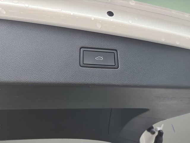 Used 2023 Volkswagen Tiguan SE w/ Panoramic Sunroof Package image 32