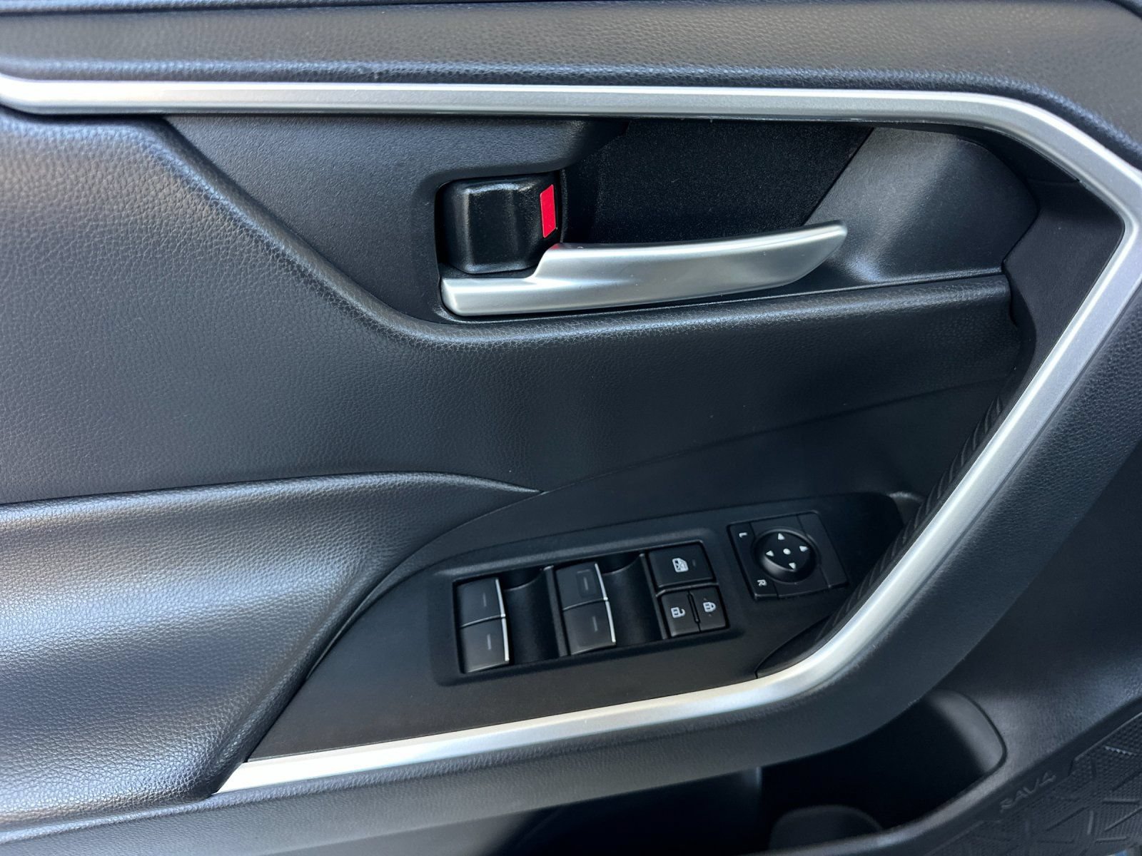 Used 2025 Toyota RAV4 XLE FWD image 10