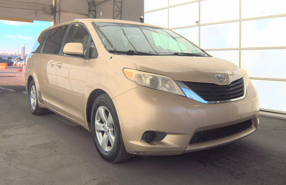 Used 2011 Toyota Sienna LE image 3