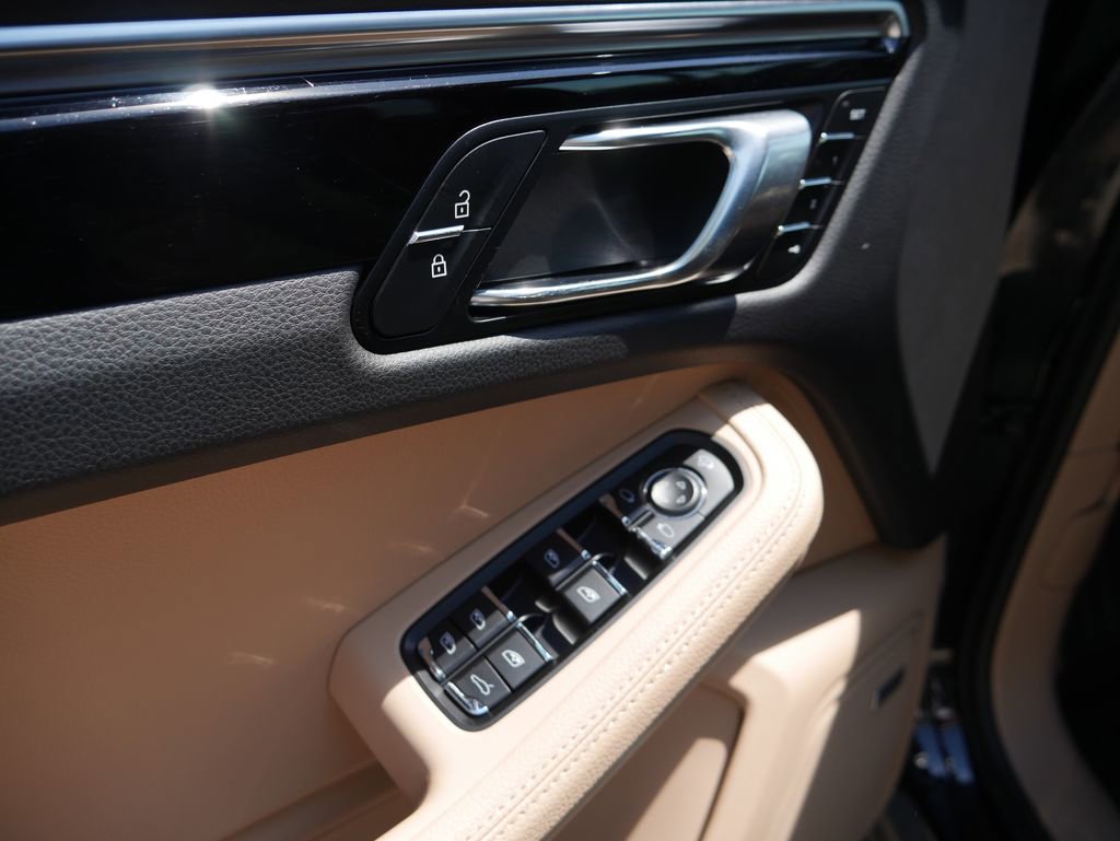 Certified 2023 Porsche Macan S AWD/4WD image 17