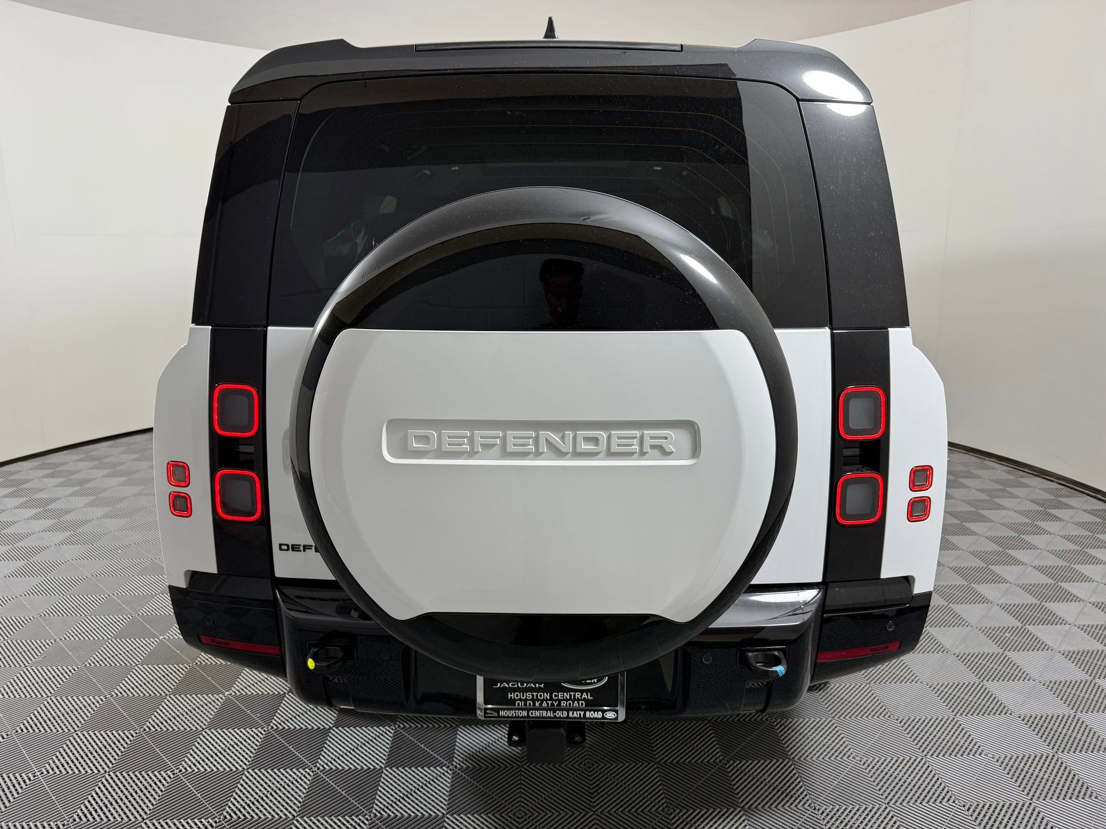 New 2026 Land Rover Defender 130 X-Dynamic SE image 10