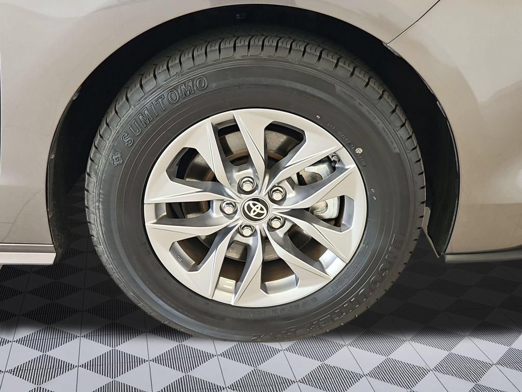 Used 2024 Toyota Sienna LE FWD image 30