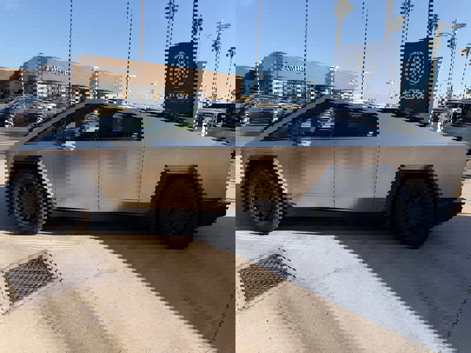 Used 2024 Tesla Cybertruck AWD Crew Cab video 2