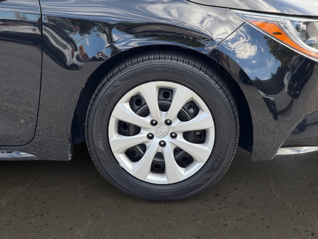 Used 2025 Toyota Corolla LE FWD image 10