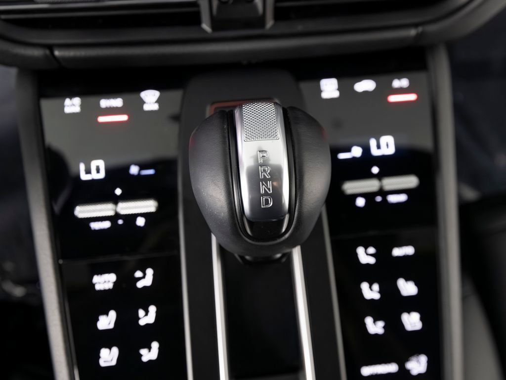 Certified 2026 Porsche Macan AWD/4WD image 33