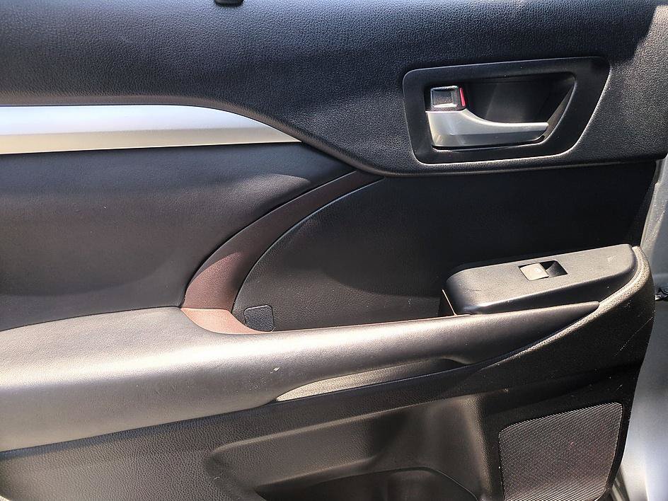 Used 2019 Toyota Highlander XLE FWD image 27